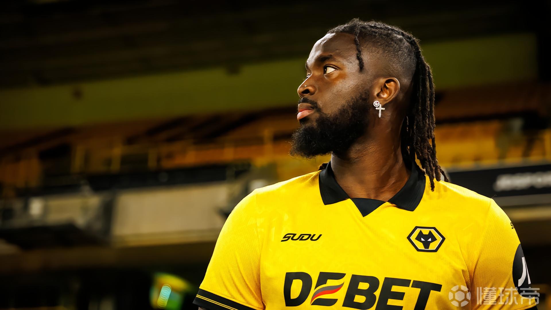 记者：狼队0-4赛后，阿罗科达雷与马内在更衣室发生肢体冲突